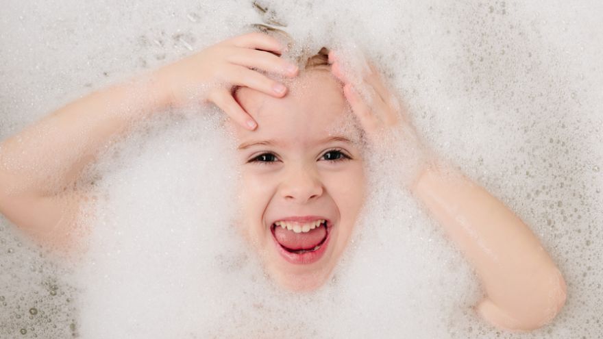 Pielęgnacja dziecka Jak przygotować dziecku kąpiel z emolientami?
