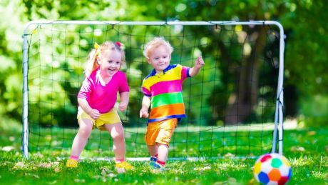 Jak zachęcać do sportu córkę, a jak syna? Psycholog dziecięca radzi