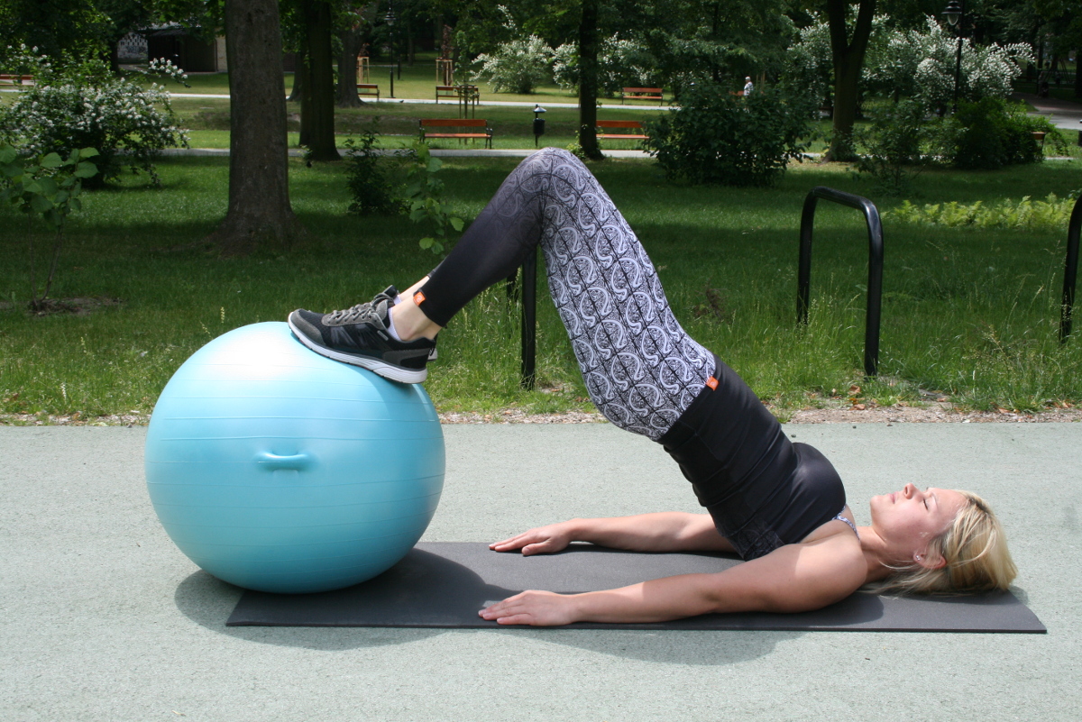 trening z piłka fitball