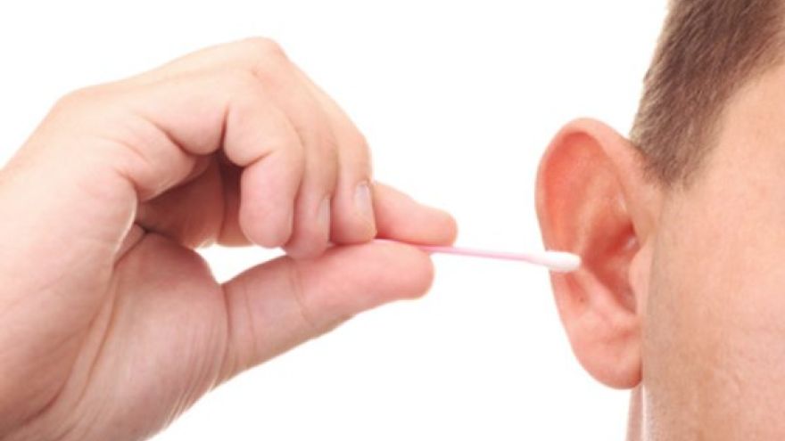 Uszy Patyczki do uszu mogą uszkadzać słuch