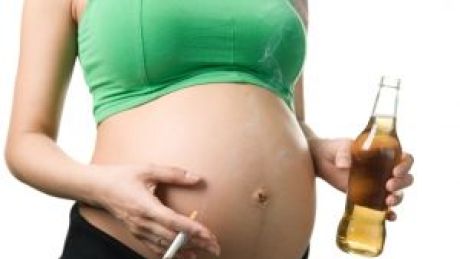 Lekarze częściej informują o skutkach picia w ciąży