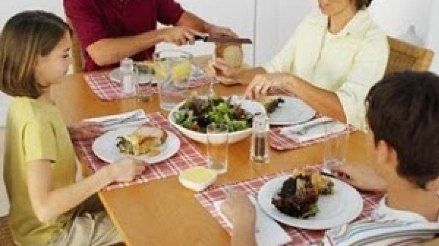 Anoreksja Wspólny obiad to mniejsze ryzyko anoreksji u nastolatków