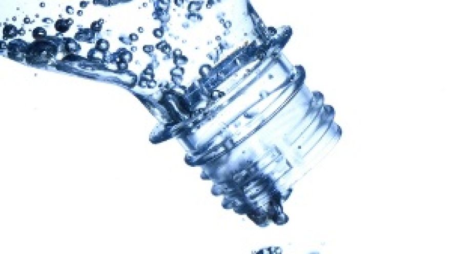 Woda mineralna Wody źródlane i mineralne - które lepsze?