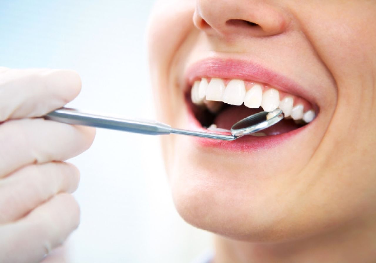 Własne zęby lepsze niż proteza, czyli 7 rad, jak zachować zęby na dłużej
