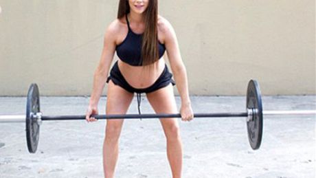 Sophie Guidolin - trenerka fitness podnosi ciężary w ciąży. Szok?