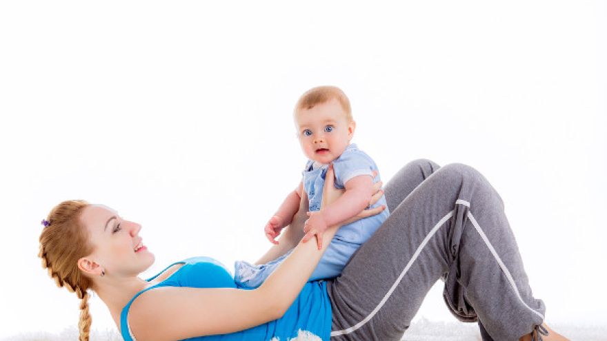ćwiczenia ciąża Ćwiczenia z noworodkiem – jak wrócić do figury sprzed ciąży?