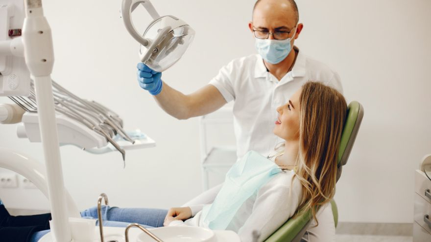 Zdrowe zęby Jak sprawdzić, czy stomatolog jest profesjonalistą?
