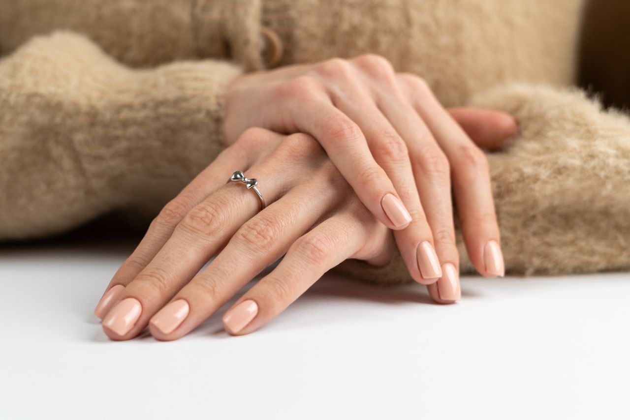 Idealne paznokcie czyli jak wykonać manicure hybrydowy krok po kroku