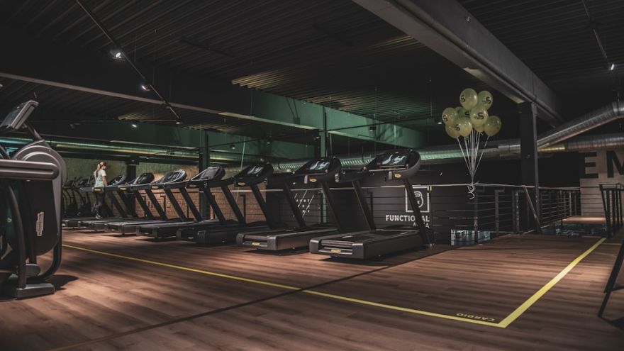 Wyposażenie klubu fitness Kompleksowe wyposażenie siłowni – jak wybrać sprzęt, który zadowoli wszystkich klientów?