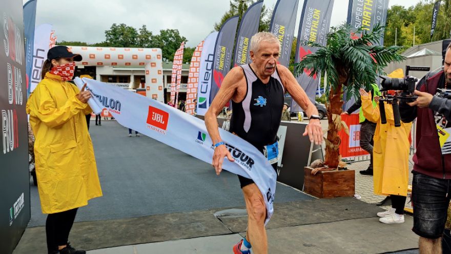 Triathlon W maju złamał kręgosłup, niedawno skończył 80 lat. Właśnie przebiegł triathlon