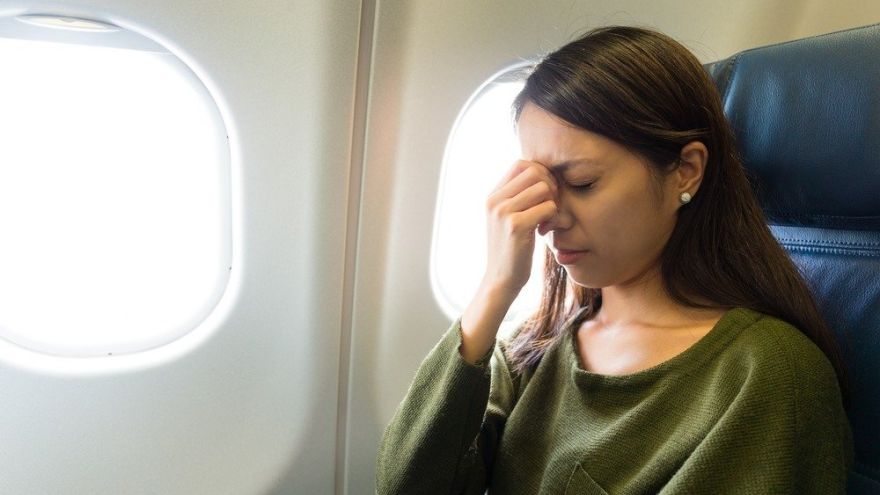 Astmatycy, zawałowcy, przeziębieni - kto może bezpiecznie podróżować samolotem, a kto powinien wybrać inny transport na wakacje?