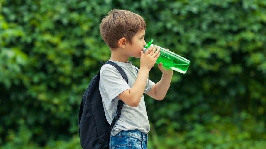 Dzieci Izotoniki to nie to samo co energetyki. Czy mimo to dzieci mogą pić napoje izotoniczne?
