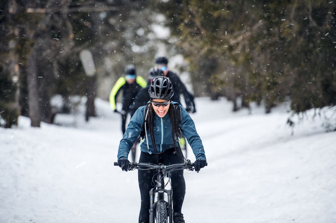 Na przekór złej pogodzie – obalamy 5 mitów o jeździe na rowerze zimą