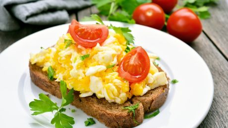 Niezbędny składnik porannego menu, czyli w jaki sposób zjeść jajko na śniadanie