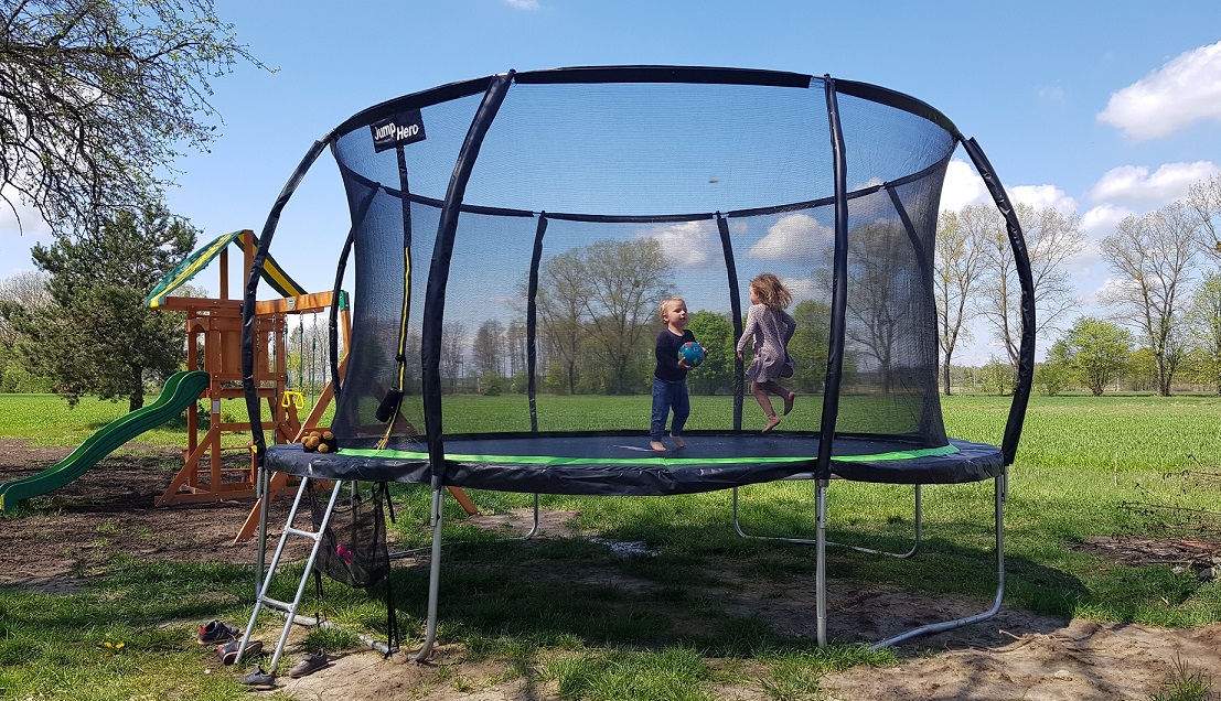 trampolina-ogrodowa-z-siatka
