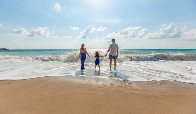 Aktywny wypoczynek bez ryzyka:  5 zasad bezpiecznych wakacji z dziećmi