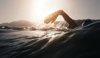 5 prostych zasad pielęgnacji skóry dla miłośników pływania