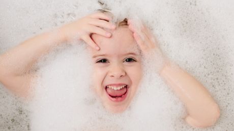 Jak przygotować dziecku kąpiel z emolientami?

