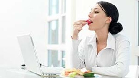 Troska o szczupłą sylwetkę i zdrowe odżywianie w pracy