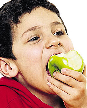 boy-eating-apple-627004037