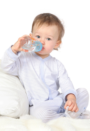 smallest-picture-of-baby-drinking-water