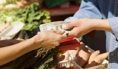 Płacąc gotówką, kupujemy zdrowszą żywność