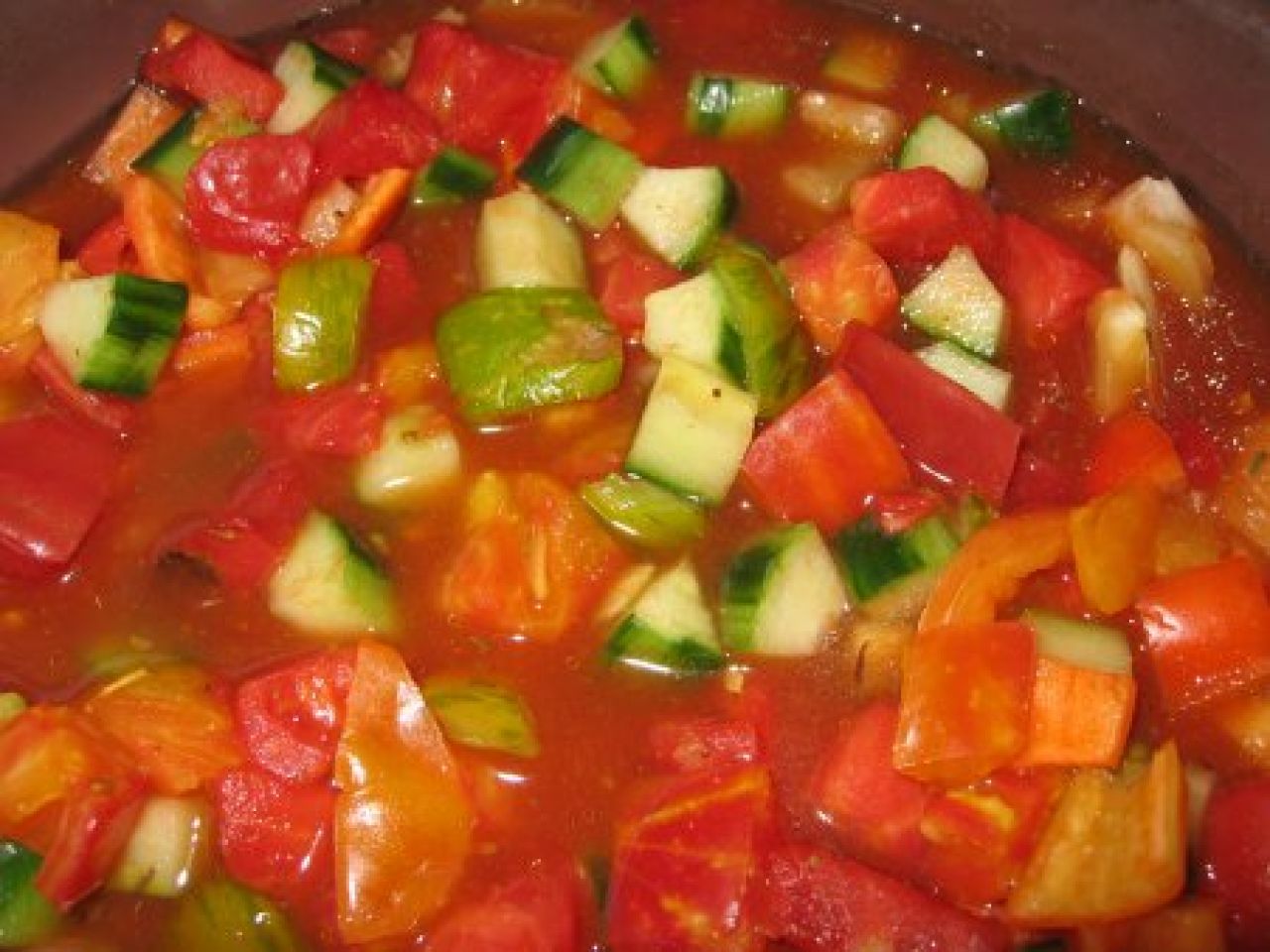Pomidorowe gazpacho ze śmietaną bazyliową