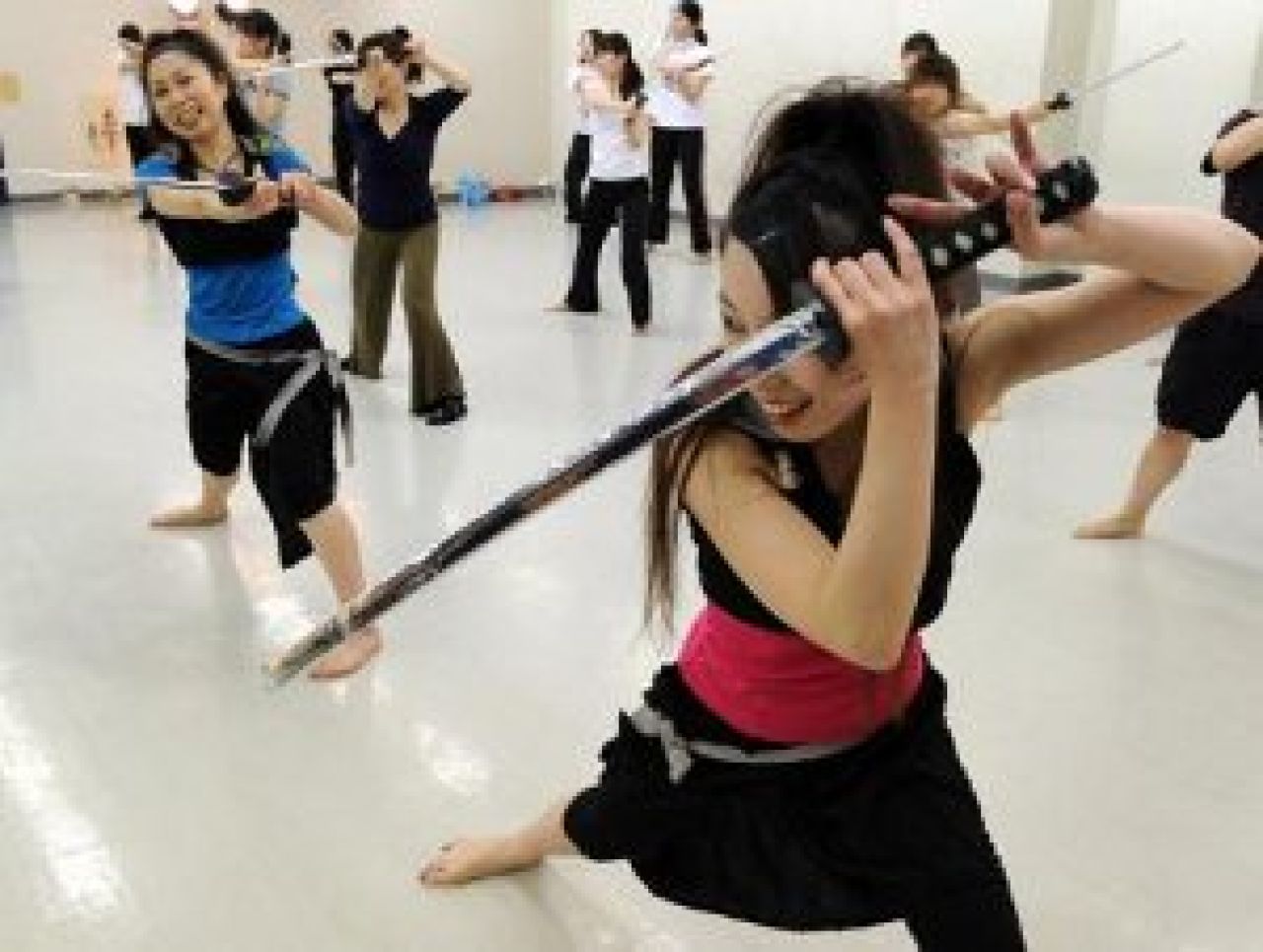 Kobiety ćwiczą fitness niczym samuraje!