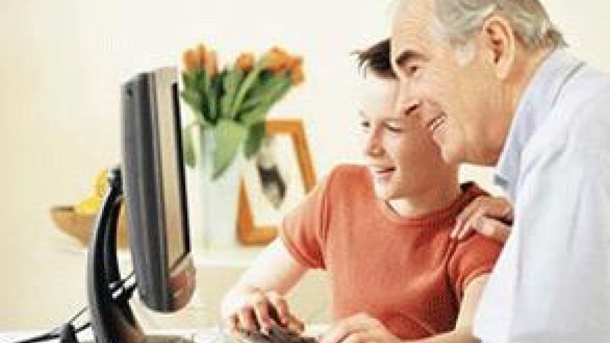 Komputer dla seniora Senior w sieci