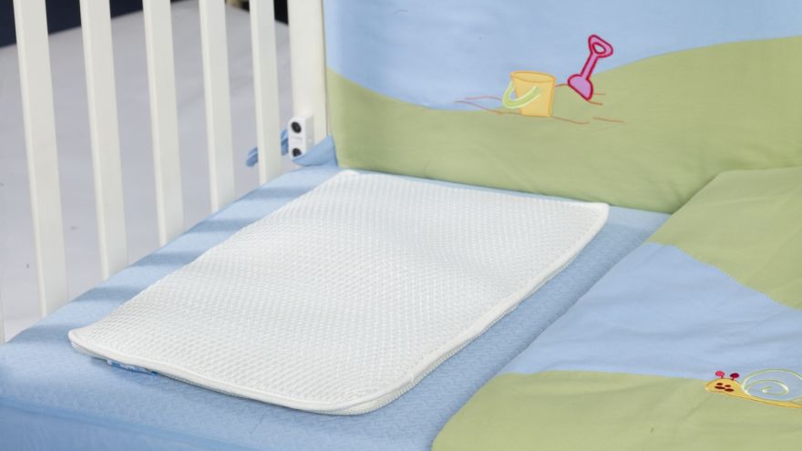 Sen niemowlaka Z poduszką czy bez - jak zorganizować łóżeczko niemowlaka?