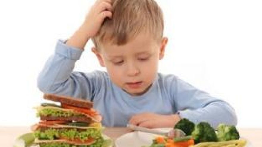 Odżywianie dzieci Dzieci zbyt rzadko jedzą warzywa i owoce