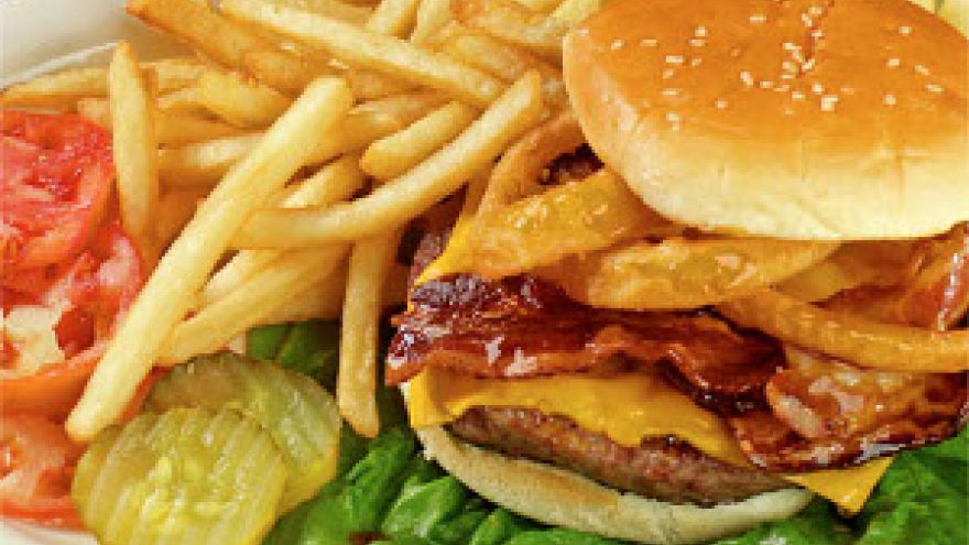Niezdrowe jedzenie Zagryź hamburgera pigułką