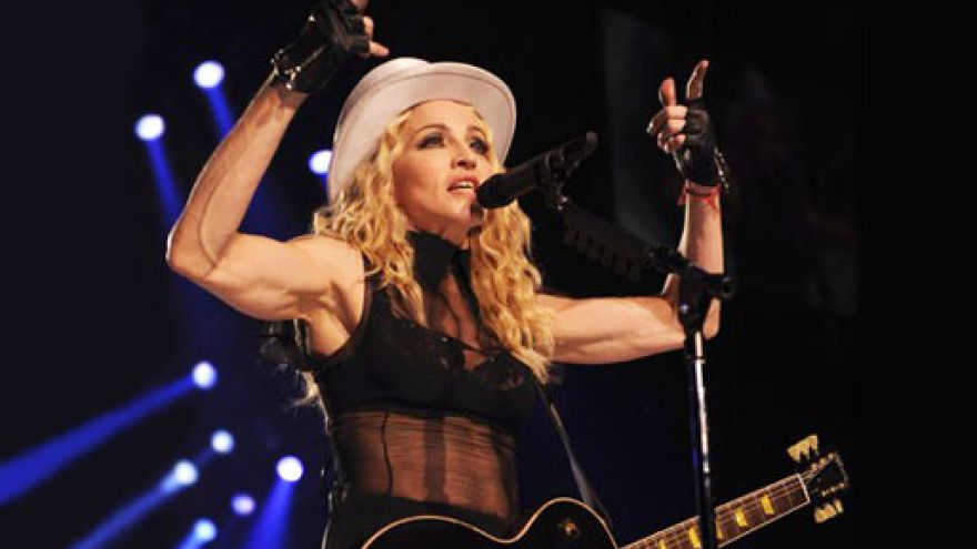 Trening gwiazd Madonna trenuje z krzesłem