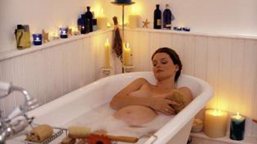 Kąpiel Prysznic czy kąpiel – jak dbać o higienę w ciąży?
