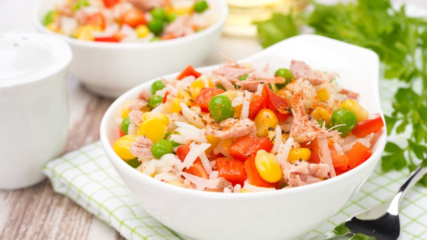 Zdrowe jedzenie Niskokaloryczna sałatka z tuńczykiem i sosem czosnkowym