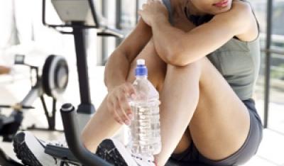 Jak ćwiczyć w domu? Trening z butelkami wody