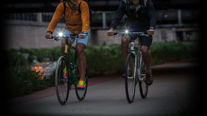Oświetlenie roweru Obowiązkowe oświetlenie roweru – na co zwracać uwagę?