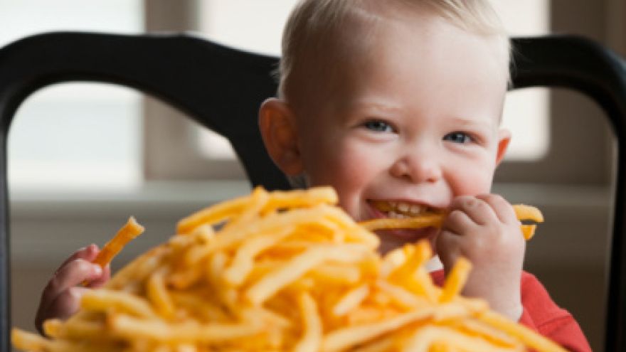 Słodycze, fast foody, słodkie napoje - dlaczego dzieci je lubią?