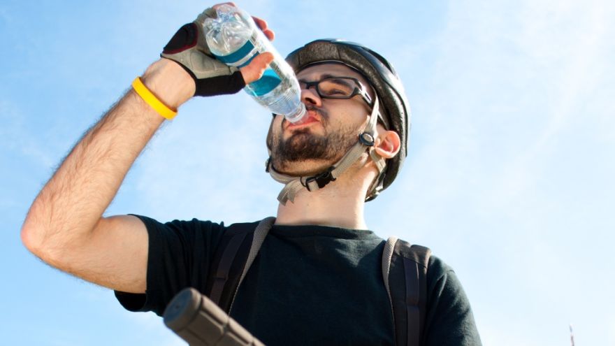 Woda mineralna Co pić podczas rowerowej wycieczki?
