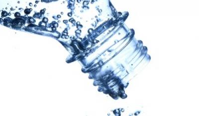 Wody źródlane i mineralne - które lepsze?