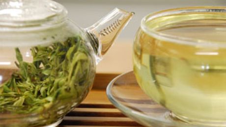 Zielona herbata z cukrem - czy to ma sens?