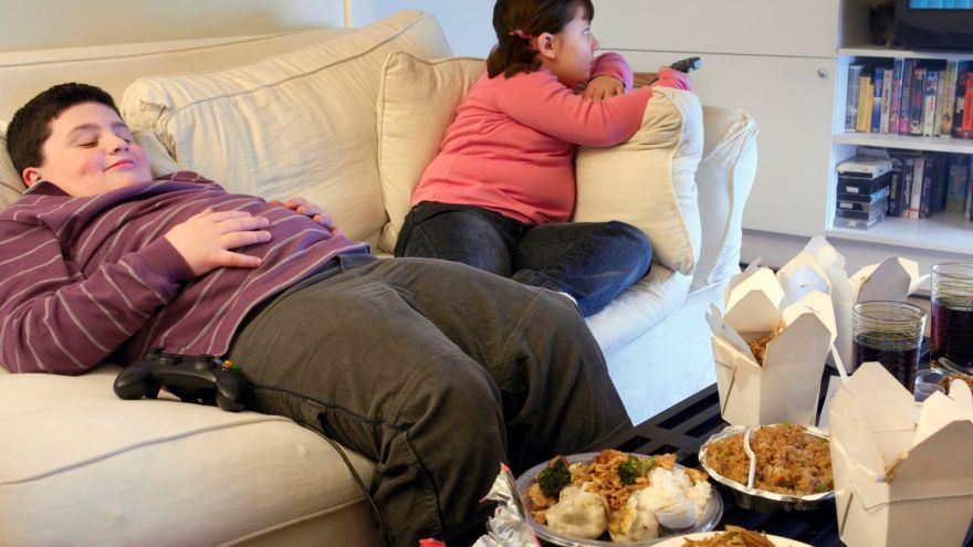 Otyłość wśród dzieci Co 5 chłopiec i co 7 dziewczynka walczy z otyłością
