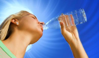 Wyprzedź pragnienie – pij wodę regularnie