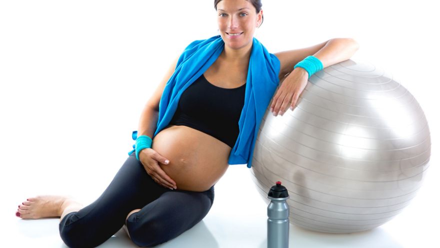 Aktywność w ciąży. Ćwiczenia zmniejszają ciążowe dolegliwości