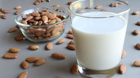 Mleko migdałowe – warto je pić?