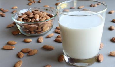Mleko migdałowe - czy warto je pić?