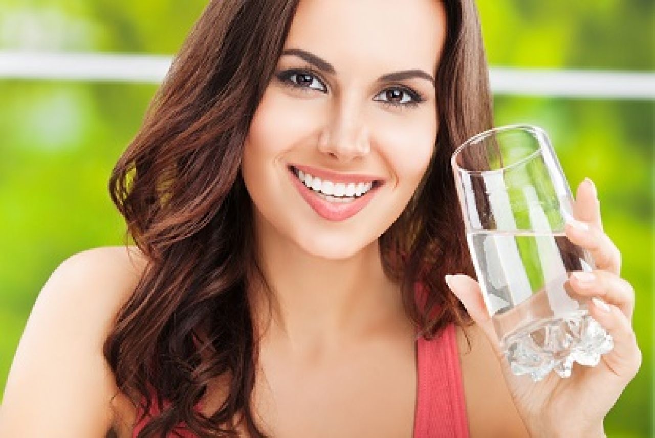 Woda źródłem zdrowia – dlaczego warto codzienne pić wodę z filtra?