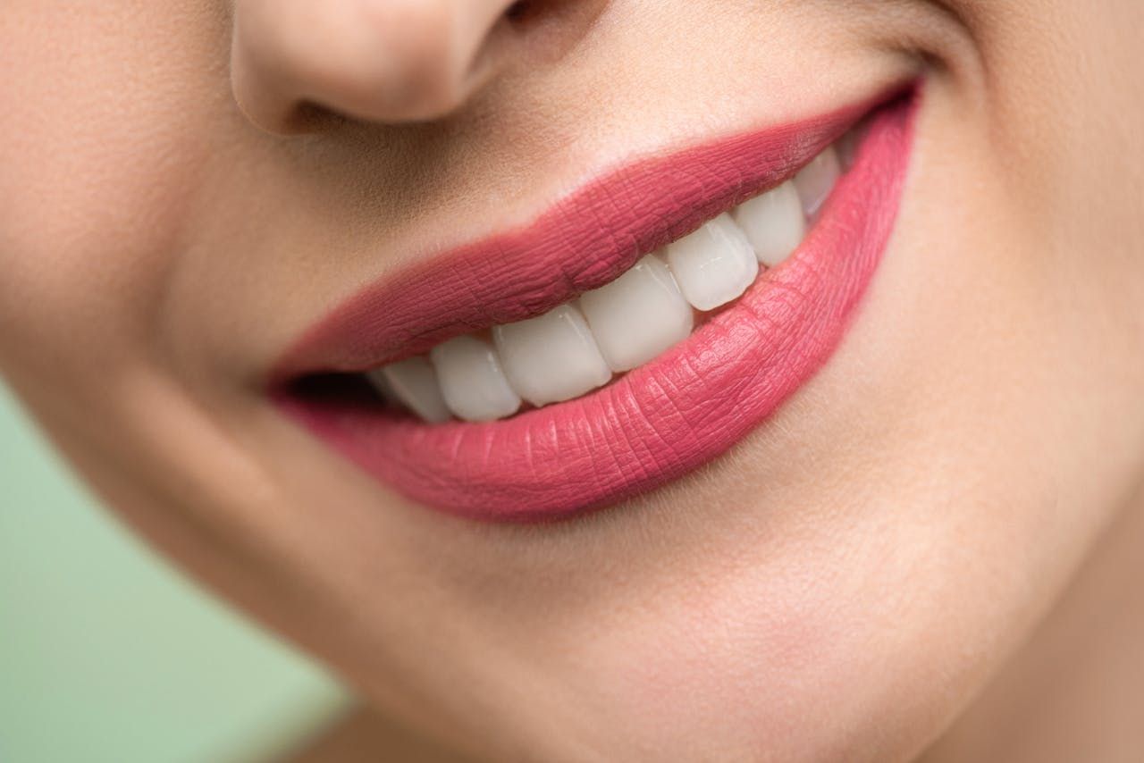 Bruksizm i nadwrażliwość zębów – jak poradzić sobie z tymi chorobami? 