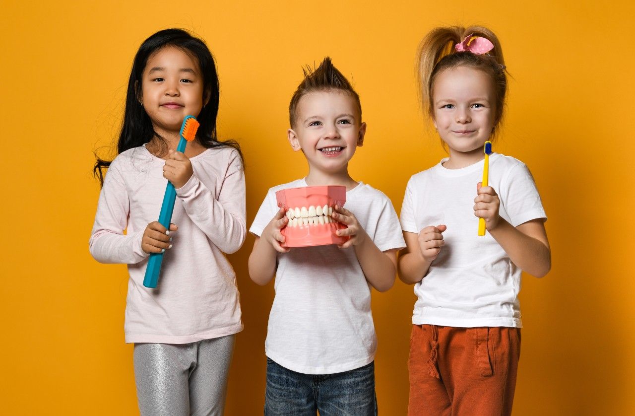 Słodka pułapka: największe zagrożenia dla zębów dzieci