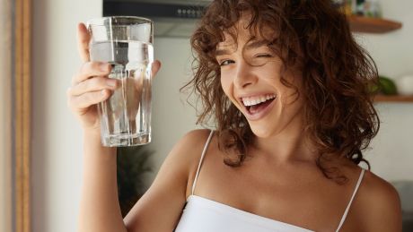 Pij więcej wody – tylko jak? 5 trików, by pić jej wystarczająco dużo